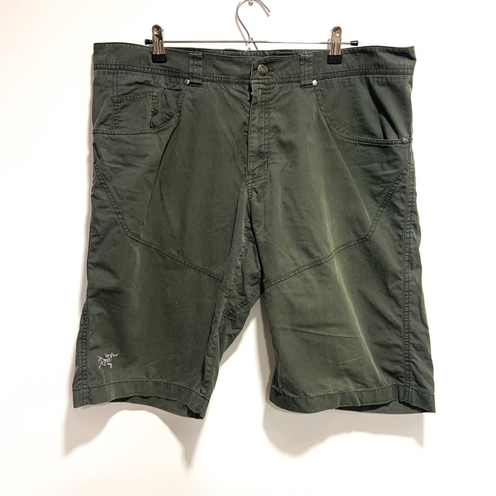 [SOLD] Arc'teryx Men's Bastion Long Hiking Shorts Size 38 Gray 12" Inseam